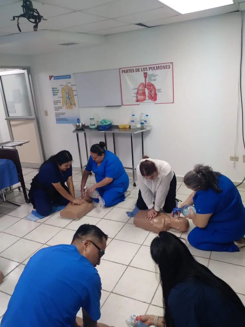 Alumnas de UNIVERSITAS practicando reanimación en el laboratorio
